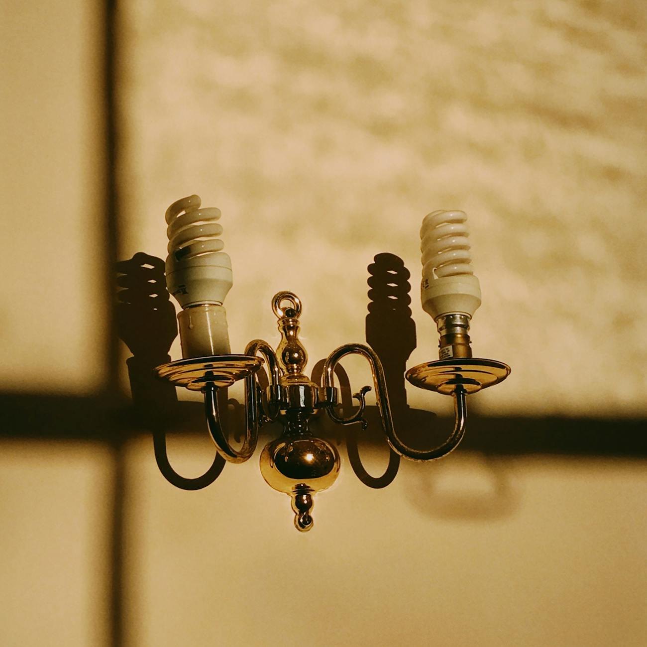 Selezione di applique e switch in ottone per illuminazione ingressi